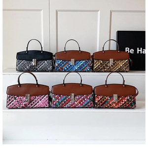 Vue détaillée des coloris des sacs à main tressés en patchwork avec fermoirs métalliques