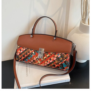 Détail du sac cabas tissé multicolore avec boucle argentée sur livres blancs