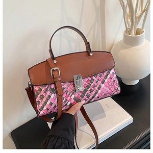Détail du sac fourre-tout tissé avec patchwork en cuir marron et fermoir argenté