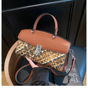 Gros plan du cabas en cuir marron et texture tissée avec fermoir en métal argenté