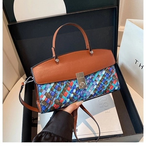 Vue détaillée du sac cabas tissé multicolore avec rabat en cuir marron et fermoir argenté