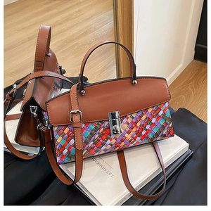 Détail du sac cabas tissé multicolore avec cuir synthétique marron et fermoir argenté