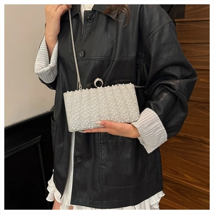Details der Abendclutch mit Perlen und Strasssteinen sowie Ringverschluss