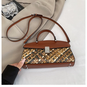 Détail d'un sac cabas marron en patchwork avec texture tissée et fermoir métallique