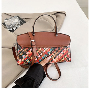 Détail du motif tressé multicolore sur un grand sac cabas avec poignée en cuir