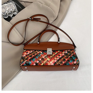 Détail de la texture en cuir tissé multicolore et du fermoir sur le sac à main marron