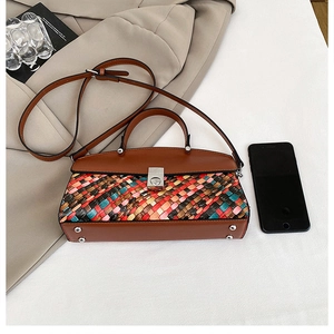 Détail d'un cabas patchwork bohème avec cuir tissé à la main et fermoir métallique argenté