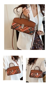 Vue détaillée du sac cabas en patchwork avec cuir marron et boucle en métal argenté