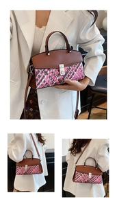 Détail du sac à main tissé tricolore avec bordure en cuir marron et fermoir métal