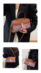 Vues détaillées du sac cabas tissé multicolore avec poignées en cuir marron et fermoir