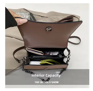 Capacità interna della borsa marrone con catena e scomparti per vari oggetti