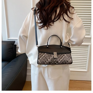 Vue détaillée du sac cabas tissé en patchwork pour femme porté en bandoulière décontractée