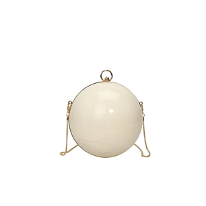 Elegante borsa da sera sferica bianco crema con manico tondo dorato e catena