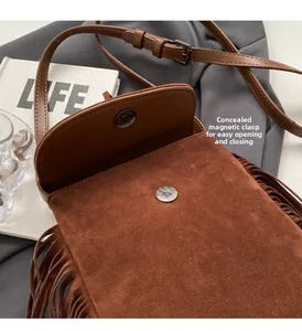 Détail du sac à bandoulière à franges bohème avec fermeture magnétique invisible pratique