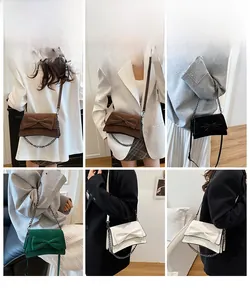 Diverse viste di borse a tracolla con fiocco in vari colori indossate da una modella