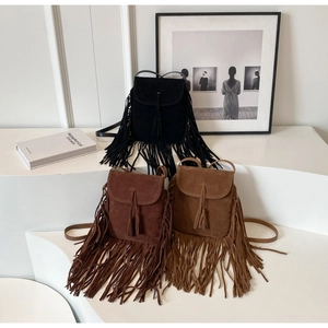 Sac à bandoulière en daim avec longues franges et détails de glands en trois couleurs