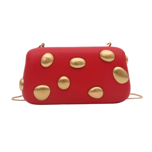 Pochette de soirée rouge élégante avec accents ovales dorés et bandoulière chaîne