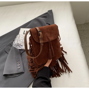 Détails du sac bandoulière en daim marron foncé avec franges et bandoulière réglable