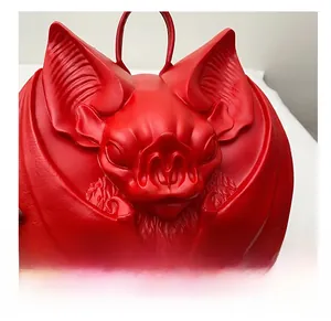 Détail du sac chauve-souris gothique rouge avec texture embossée et poignée supérieure