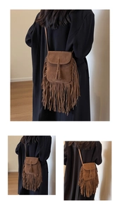 Detail van bruine suède crossbodytas met lange franjes en kwastje voor een boho look