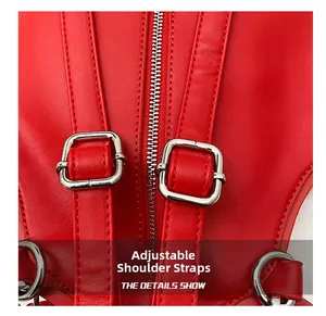 Vue détaillée des coutures du cuir rouge et de la boucle ajustable du sac à dos chauve-souris