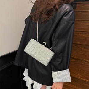 Elegant pearl evening clutch with metal chain strap and pearl ring closure for women