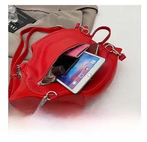 Capacité intérieure du sac à bandoulière rouge en forme de lèvres avec tablette