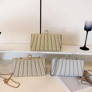 Elegante Abendtasche mit Perlen und Strass, Diamant-Ringverschluss in Gold und Silber