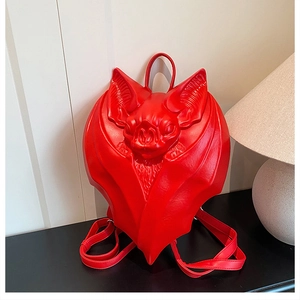 Détail du sac à dos chauve-souris 3D rouge avec textures d'ailes et style gothique