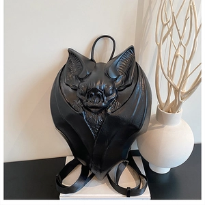 Détail du sac à dos chauve-souris 3D montrant la texture des ailes en similicuir mat