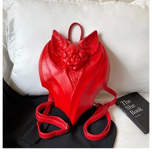 Détail du sac à dos chauve-souris rouge 3D montrant la texture du cuir PU premium