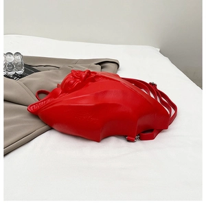 Vue détaillée du relief facial 3D sur un sac à dos en cuir rouge avec sangles réglables