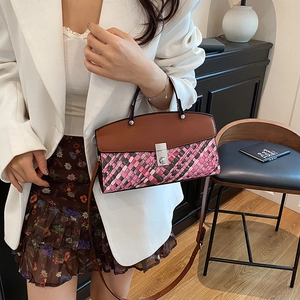 Sac fourre-tout tissé pour femme avec rabat en cuir et poignée en métal sur mannequin