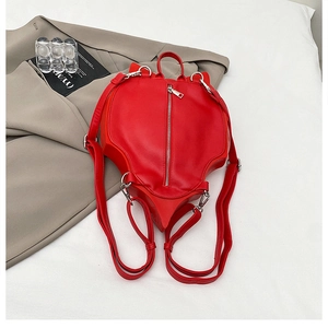 Détail du sac à dos chauve-souris rouge 3D avec fermeture éclair argentée et sangles