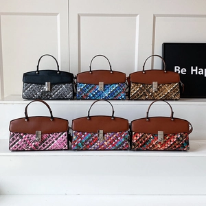 Lot de six sacs cabas tissés colorés avec bordure en cuir et fermoirs rotatifs