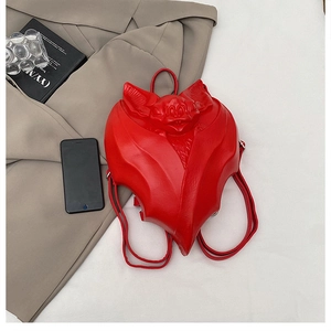 Vue détaillée du sac à dos chauve-souris rouge avec texture 3D et fines bretelles en cuir