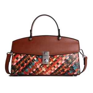 Sac à main en cuir marron avec design tissé coloré et fermoir métallique argenté