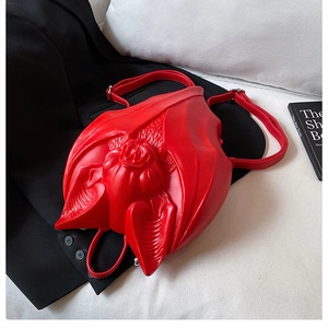 Gros plan du sac à dos chauve-souris 3D rouge montrant les détails en cuir PU mat