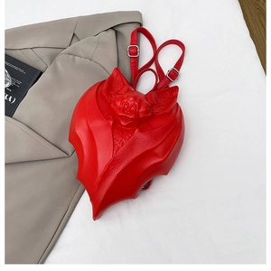 Détail du sac à dos chauve-souris rouge 3D avec texture en cuir PU et boucle en métal argenté
