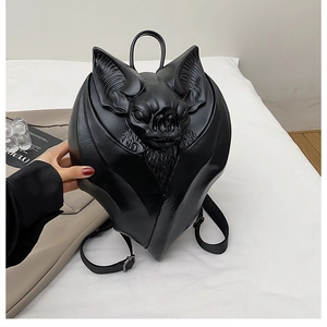 Détail du relief de chauve-souris 3D sur un sac à dos gothique en similicuir noir
