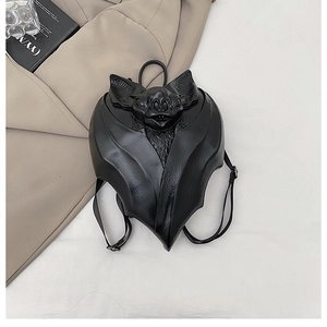 Vue détaillée du sac à dos chauve-souris 3D montrant le cuir mat et les ailes gothiques