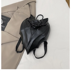 Sculpture de chauve-souris 3D détaillée et ailes sur un sac à dos gothique noir pour Halloween