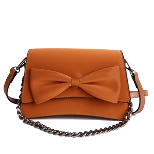 Borsa quadrata arancione caramello con fiocco grande e tracolla a catena in metallo