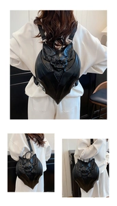 Vue détaillée du sac à dos chauve-souris gothique 3D avec reliefs et crochets argentés