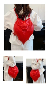 Détails du sac à dos chauve-souris 3D rouge montrant le design gothique et les modes de port