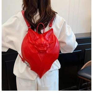Détail des ailes du sac à dos chauve-souris rouge 3D avec bretelles réglables en PU