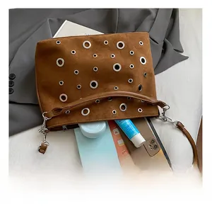 Vue intérieure du sac seau en daim marron avec œillets argentés et grand volume