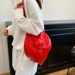 Sac bandoulière rouge vif avec relief chauve-souris 3D et style gothique unique