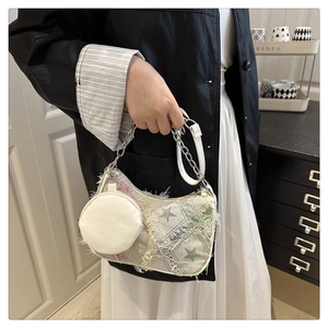 Detailansicht der Jeans-Patchwork-Tasche mit Sternmuster, Kette und Mini-Tasche