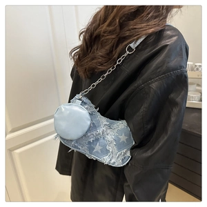 Détail du sac à bandoulière en jean bleu clair effiloché avec motif étoile et pochette